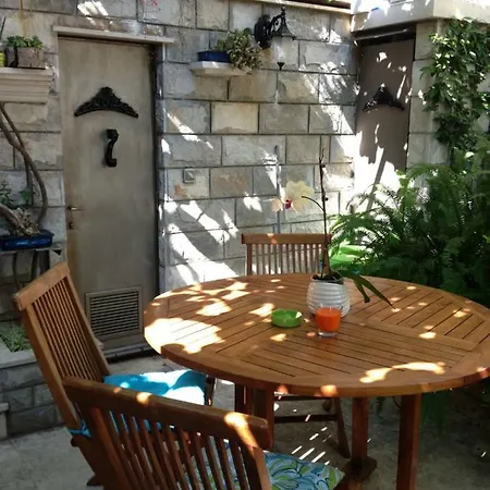 Flower House - Lapad בית הארחה